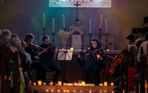 Un concert à la Chapelle de Nesdes avec des bougies