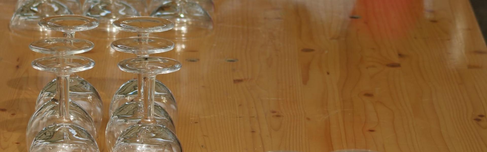 Une rangée de verres