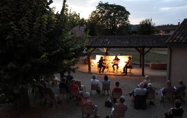 Une photo d'un concert en plein air à Vouzailles