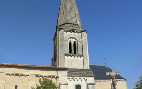 Une photo de l'Eglise de Mazeuil qui présente un joli clocher pointu très typique