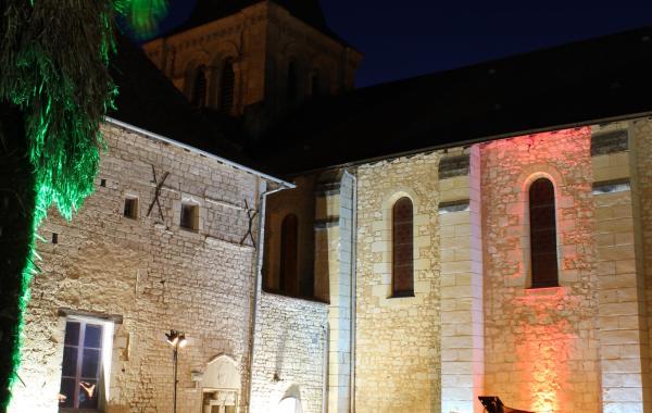Une vue de nuit d'un concert en plein air au pied du Prieuré de Mirebeau.