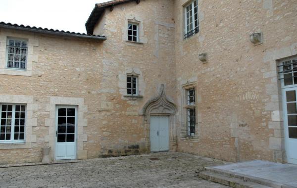 Une vue de la coût du château d'Ayron avec le château présent sur toute la photo