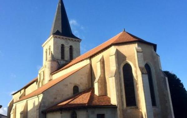 Une photo de l'église de Jaunay-Marigny