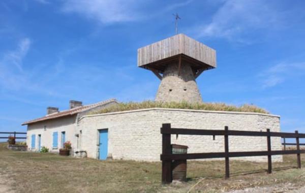 Une photo du moulin cavier de Chouppes.