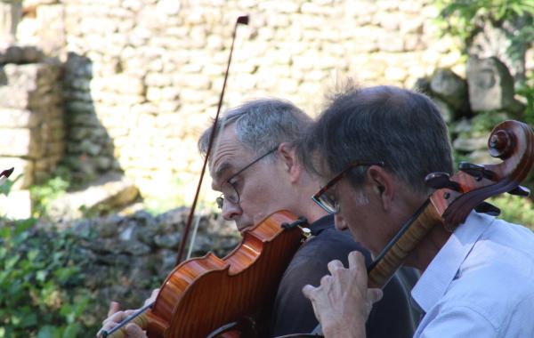 Deux musiciens jouent en plein air