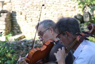 Deux musiciens jouent en plein air