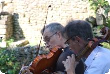 Deux musiciens jouent en plein air