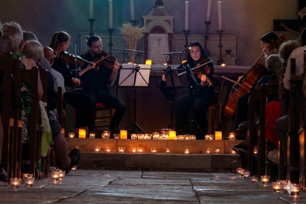 Un concert à la Chapelle de Nesdes avec des bougies
